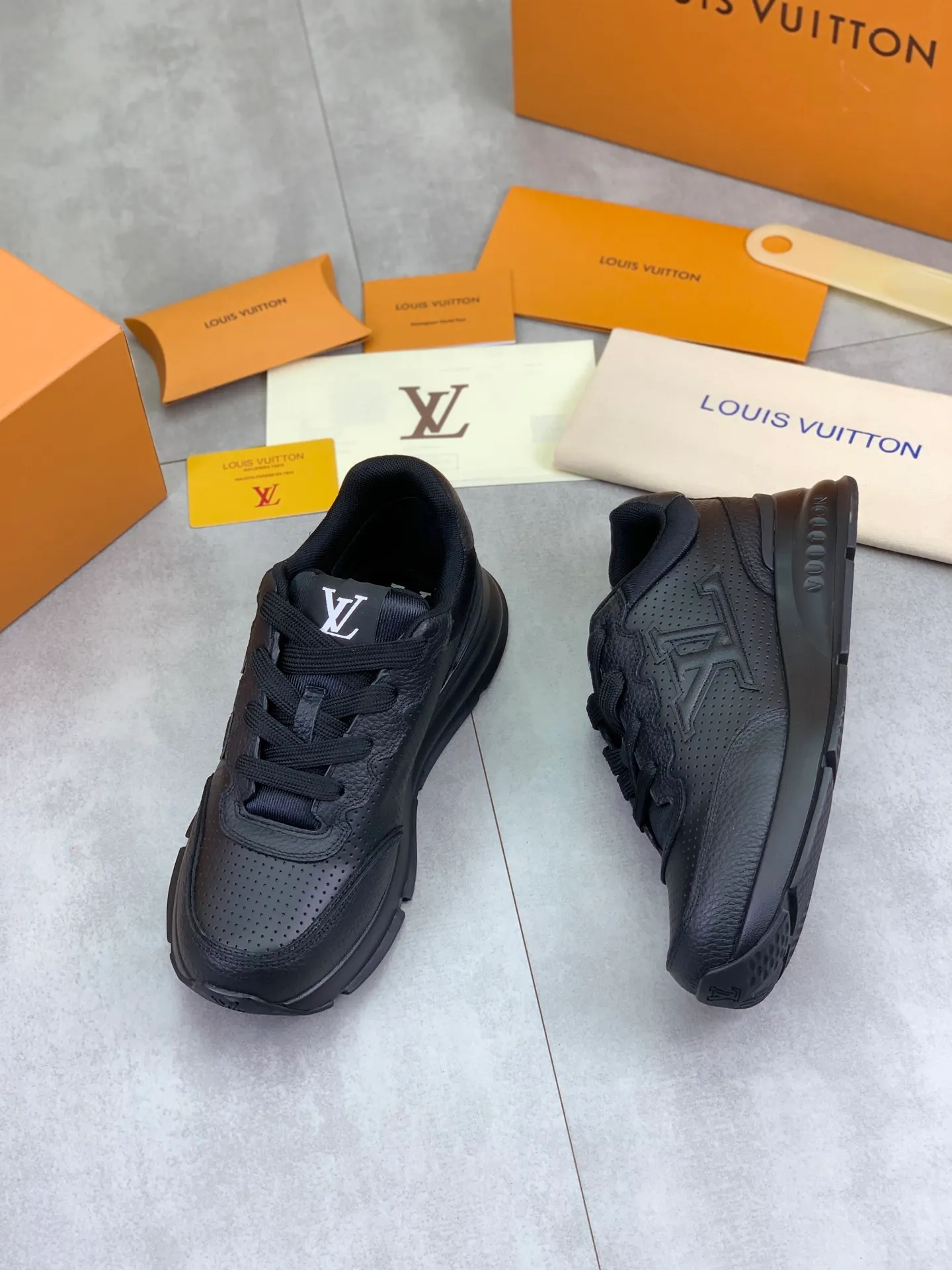Factory price P700 💶 Top version [LOUIS VUITTON] Couple 🧑‍🤝‍🧑 Craftsman style Counter series (original order) New style 🍀LV Louis Vuitton - top version LV classic high-top trendy shoes! Made of imported original craft calfskin, original breathable lining, and original wear-resistant, lightweight, high-end TPU outsole! High quality products! 3️⃣ colors available, code numbers: female 35-39, male 39-44 (female 40, male 45 46 customized)
